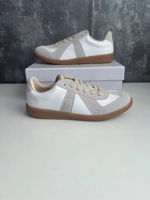 Maison Margiela skor - Helt nya Gats, inklusive box och dustbag. Skorna är aldrig använda och är i perfekt skick. Fråga gärna om du har några funderingar eller vill se fler bilder