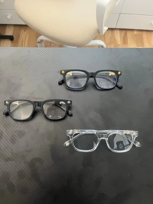 Blåljus glasögon  - Pris - 225kr / per styck (1) Skyddar ögonen från skärm användning samtidigt som de är också en väldigt snygg accessoar. 😎Kan postas på samma dag. Glasögonen ar perfekt för er som sitter vid en data ofta. Eller om ni vill helt enkelt se fina med de. OBS! Skriv till mig om vilken färg ni vill ha innan ni köper ifrån mig. Hör av er vid intresse! 😉
