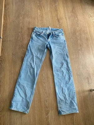 Ljusblå raka jeans från weekday  - Raka ljusblå jeans från weekday i modellen arrow, säljer pga för små i midjan. Har lite fläckar längst ner på insidan av benen från förra ägaren som tyvärr inte gick bort i tvätten, men de syns knappt. (Se bild)       STORLEK: w25 l32 (se bild) 