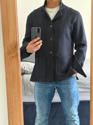 John Henric overshirt - Stilig ull-overshirt från John Henric i storlek S. Passar dig mellan 170-180cm. Inga defekter! Bara att skriva vid funderingar!🌟