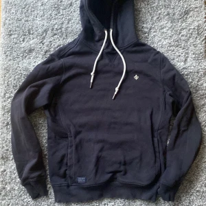Mörkblå morris hoodie - Säljer en mörkblå morris hoodie i mycket bra skick | passar dig runt  166 -174 | fraktas inom 24 h | inga defekter | vid frågor är det bara att kontakta!