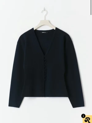 Slutsålda cardigan från Gina - Säljer den virala Cardigan i marinblå, nästintill helt ny och endast använd 1 gång. Nypris var 399 kr men säljer för 240 kr🥰