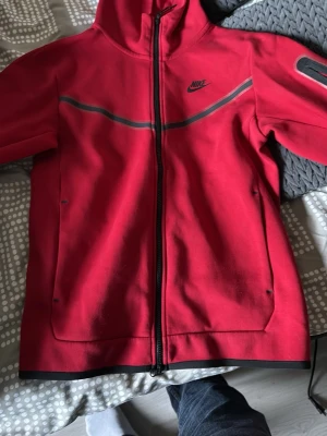 Röd tracksuit hoddie - Säljer denna då jag inte använder den mer mycket bra skick