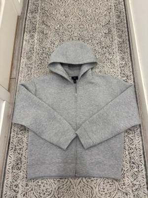 Grå kofta - Ganska skön kofta den är ganska clean har använt den en gång för folk som undrar,