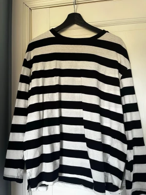 Randig långärmad från lager 157 - En svart vit tröja från lager 157, andvänd 1 gång. Storlek L. Alla kläder tvättas innan.