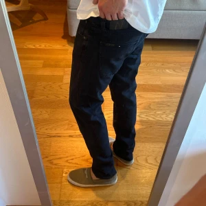 Svarta nudie jeans  - Modell: Lean Dean Storlek: W34 L36. Bra skick! 