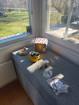 (Oanvänt) Malossi cylinderkit 70cc till moped - Säljer ett Malossi cylinderkit 70cc till moped. Kitet innehåller gul cylinder, topplock, kolv, packningar och tillbehör. Allt kommer i originalkartong. Perfekt för dig som vill trimma eller uppgradera din moppe.