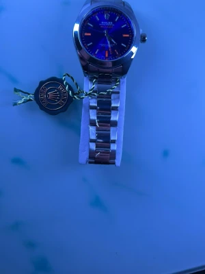 Klocka  - Hej jag säljer en fint klocka med fint färge för mer information och biller jag finns här! Priset kan diskuteras vid en snabb affär 