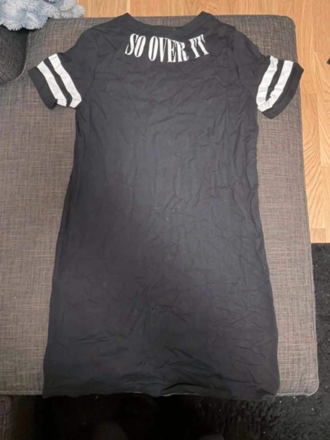 Svart t-shirtklänning med tryck - 1