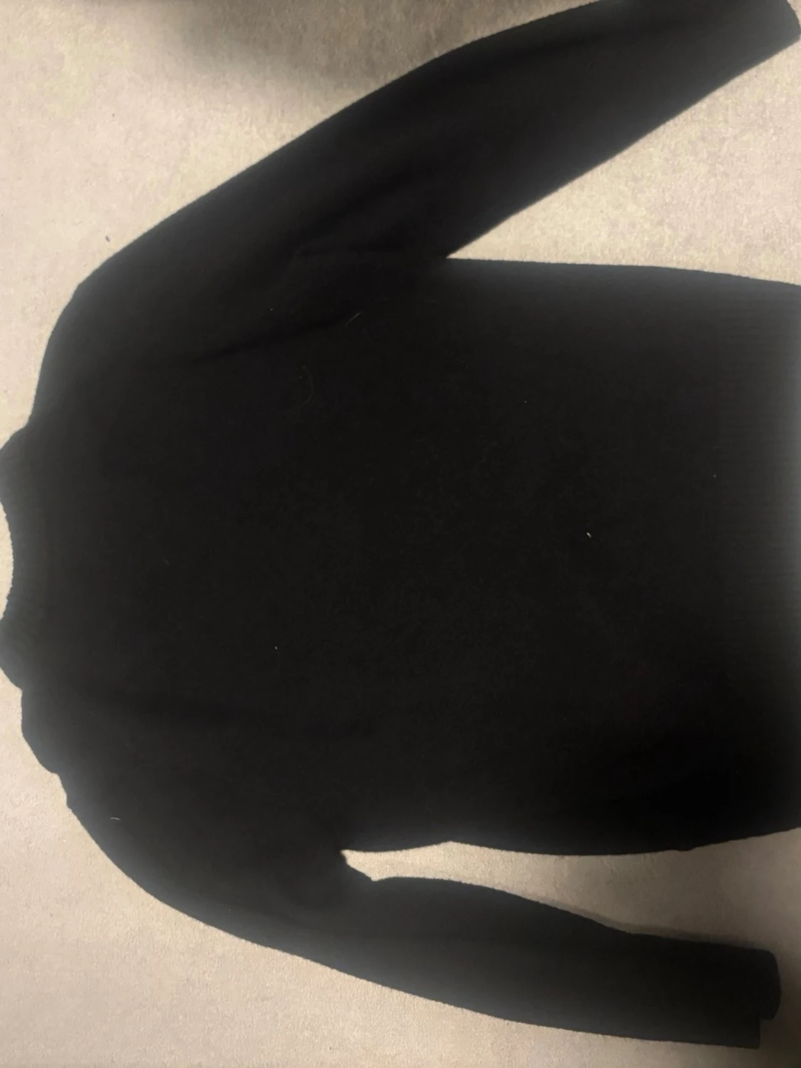 Svart stickad tröja med rund hals - 2