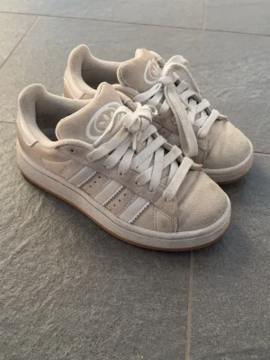 Adidas orginals Campus 00s skor - Adidas Campus skor som tyvärr inte längre kommer till användning. De är väl använda så de är lite smutsiga där bak och på den vänstra skon så har loggan lossnat lite men annars är de väldigt fina.