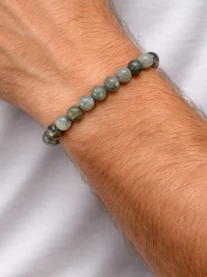Naturstensarmband med labradoritpärlor - Snyggt armband med runda pärlor av labradorit i olika nyanser av grått och grönt. Pärlorna har en naturlig glans och sitter på en elastisk tråd som gör det enkelt att ta på och av. Perfekt accessoar för dig som gillar stenar och en stilren look.