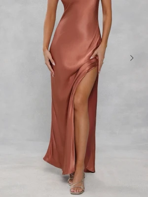 Balklänning - Balklänning som inte passa mig som jag ville, helt ny och pris är diskuterbart. Tog bilderna i dåligt ljus den är mycket finare i riktigt ljus eller solljus. Skriv för mer info eller bilder 💕öppen rygg med knytning runt halsen, slit vid vänsterben och når ner till marken, längd 170.