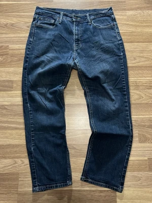 Levis jeans 33-30 - Mått:Benöppning 20cm, midjemått 84cm, innerbenslängd 68cm.