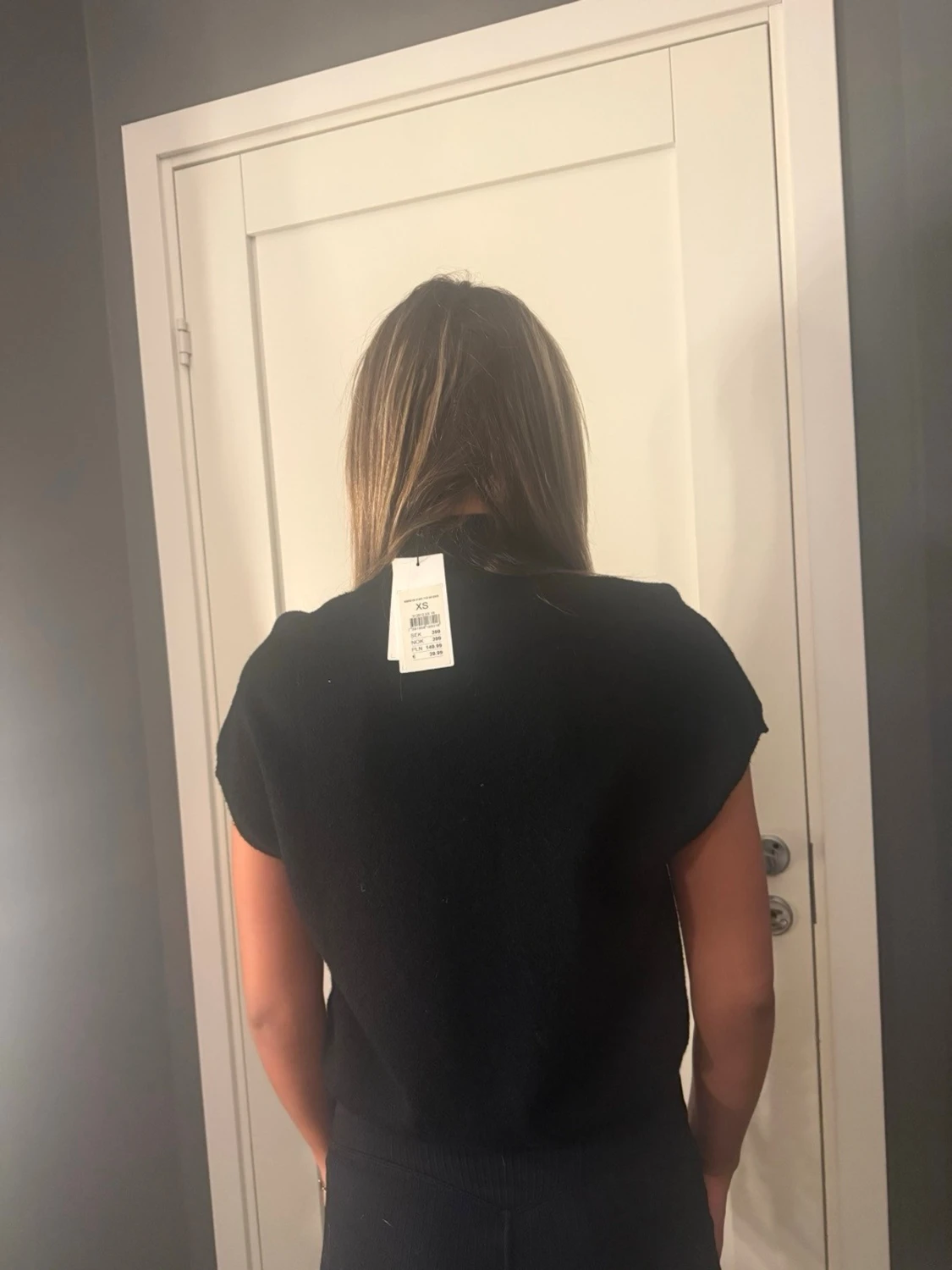 Svart croppad topp från Kappahl  - 1