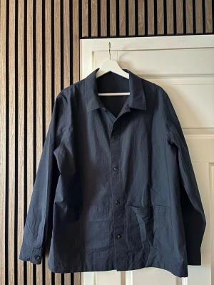 Mörkblå overshirt med fickor - Tunn overshirt från Massimo Dutti i fint skick, storlek L