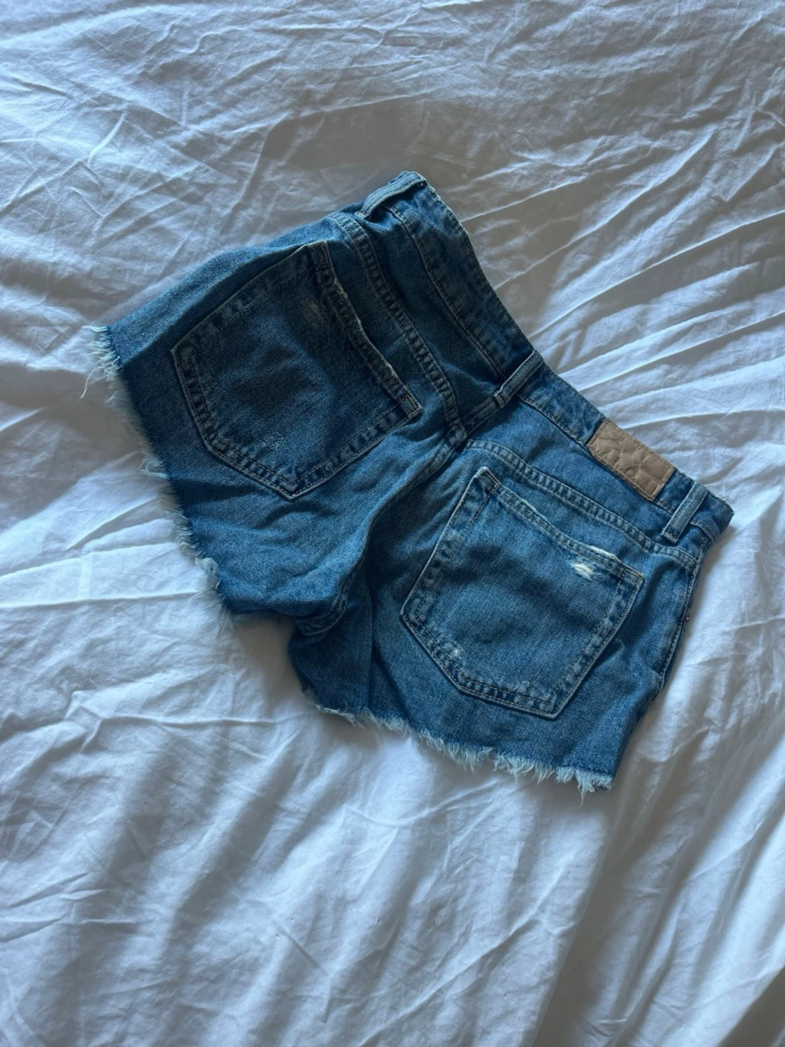 Blå jeansshorts med fransig kant - 1