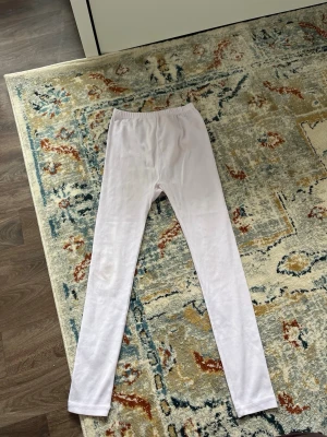 Ljus lila mjukisbyxor med resårmidja - Säljer ett par ljus lila mjukisbyxor med smal passform och resår i midjan. Byxorna är enkla och stilrena, perfekta för en avslappnad look. Materialet känns mjukt och stretchigt, vilket gör dem riktigt sköna att ha på sig.