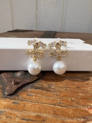 Eleganta örhängen - Helt nya, elegant design. 