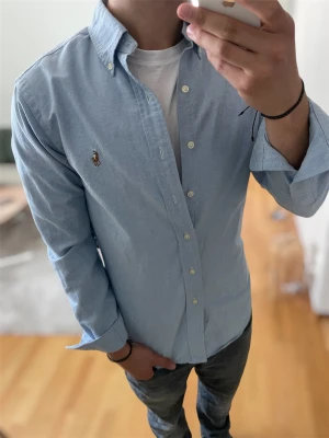 Ljusblå skjorta från Ralph Lauren - Skick 9/10 skriv vid funderingar!