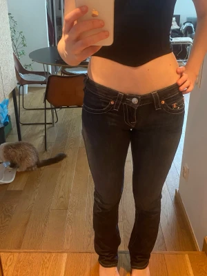 True religion jeans - Mörk blåa true religion jeans i storlek 26, midjemått cirka 38 cm och innerbenslängden cirka 80 cm Skriv privat för frågor ❤️