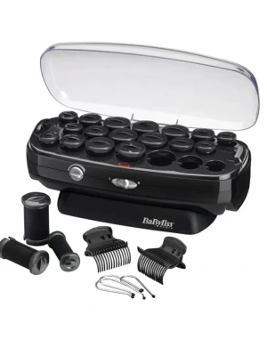 BaByliss värmespolar med tillbehör - BaByliss värmespolar i svart plast med genomskinligt lock. Setet innehåller flera spolar i olika storlekar, clips och metallnålar för enkel styling. Perfekt för att skapa lockar och volym i håret. Smidig förvaring och enkel användning.