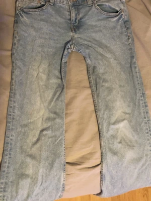 Low waist jeans - Super fina jeans från hm som inte kommit till användning, jeansen är straight/flare i modellen och är för korta för mig som är 174 och gillar långa jeans🥰 Inga defekter eller tecken på anvädning förutom om att dom behöver strykas❤️