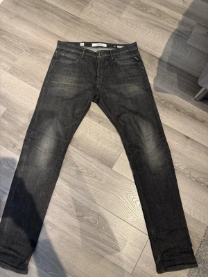 Svarta Replay jeans Donny - Säljer ett par svarta Replay Donny jeans med klassisk femficksmodell och raka ben. Jeansen har en snygg tvättad look med subtila slitningar och är tillverkade i mjuk denim. Perfekta för dig som gillar stilrena och bekväma jeans.mitt pris 500, priset kan diskuteras vid snabb affär, har av vid frågor 