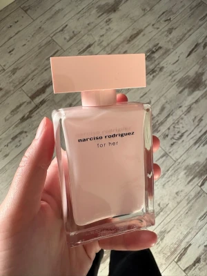 Narciso Rodriguez For Her - Ursprungligen 50 ml, mängd kvar syns på bild. God doft, men säljes då jag har andra parfymer som jag använder före denna. 