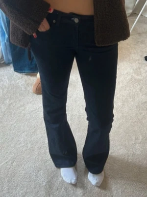 Blåa bootcut jeans  - Skit snygga lågmidjade bootcut jeans från Zara! 