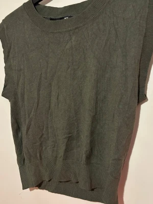 Grön Stickad Väst - super mjuk, aldrig använd.