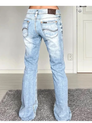 Ljusblå bootcut jeans från Lee - Säljer ett par ljusblå bootcut jeans från Lee med låg midja💞 midjemått 39 och innerbenslängden 83🌸