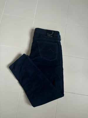 Jacob Cohen jeans - Marinblå eleganta populära Jacob Cohen jeans i w37 (midjemått på 96 cm). Sjukt snygga på och inga hål eller fläckar i utmärkt skick!