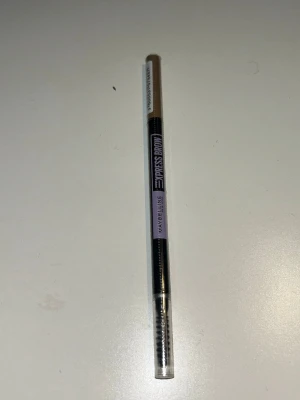 Maybelline Ögonbrynspenna Blonde - Maybelline Express Brow ögonbrynspenna i färgen Blonde. Pennan har en smal spets för precis applicering och en borste i ena änden för att forma brynen. Perfekt för att fylla i och definiera ljusa ögonbryn. Oöppnad med plast på.