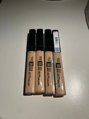 Maybelline Fit Me Concealer 08 - Säljer fyra stycken Maybelline Fit Me Concealer i nyansen 08. Färgen är ljusbeige och passar för att täcka mörka ringar och ojämnheter. Perfekt för en naturlig look och enkel att använda. Oöppnade. 35kr/st