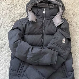  Moncler Montgenevre Grå - Tvär het sällsynt Moncler jacka jag nu säljer för ett rimligt pris. Inga stora defekter på jackan, skick 9/10. Våga höra av er ifall ni har några frågor 👍
