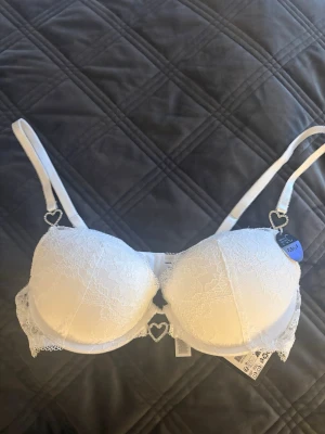 Vit spets-bh med hjärtformade detaljer - Helt ny vit bh med söta detaljer. För vidare diskussion, kom privat 