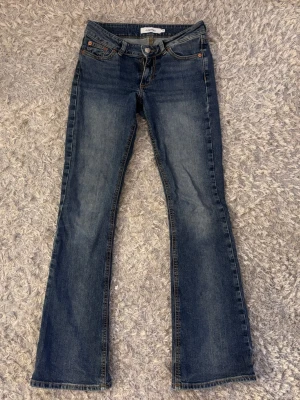 Blå bootcut jeans  - Säljer ett par blå jeans från junk yard då jag knappt använder de. 
