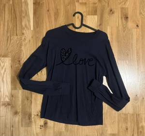Mörkblå långärmad topp med tryck - Oanvänd! 