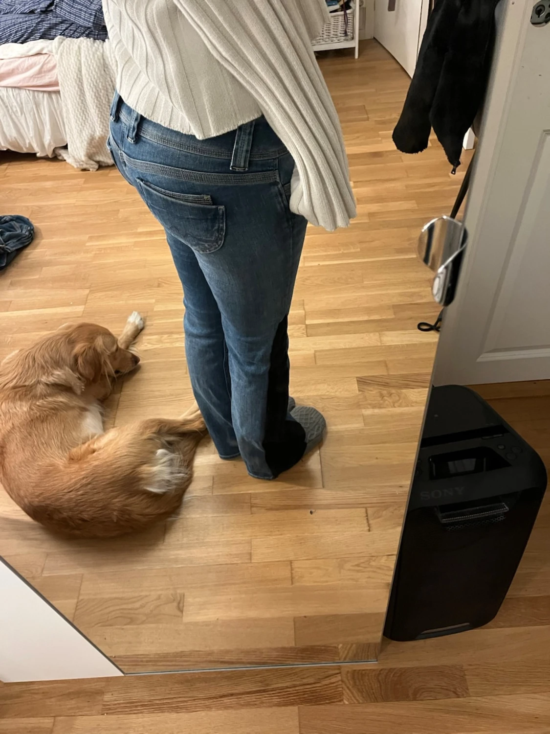 Blå jeans med svarta detaljer - 1