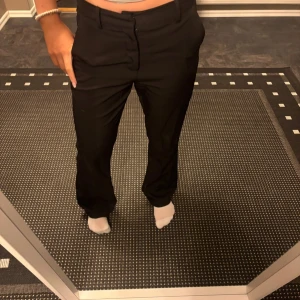 Svarta kostymbyxor - Snygga svarta kostymbyxor i mycket bra skick. De är midwaist och har en klassisk straight passform. 