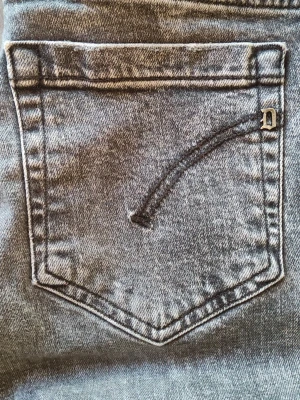 Dondup - Säljer ett par grå jeans från dondup. Inte använda alls så har högsta kvalitet. Storleken är W30 och passar väldigt bra så det är bara att skriva vid funderingar. Priset är inte häller hugget i sten så det är bara att skriva om det med👍