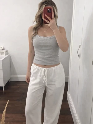 Ljusgrått linne med spetsdetalj från SHEIN, strlk L - Ett enkelt basic och stilrent ljusgrått linne i storlek L med fin spetsdetalj från SHEIN. Köpt secondhand men kommer aldrig till användning! Endast tvättat. Perfekt som basplagg till alla outfits. FÖRST TILL KVARN!