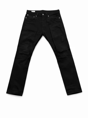 Levis 502 - Snygga svarta jeans från Levi's med klassisk femficksmodell och raka ben. Jeansen har silverfärgade nitar och knapp, samt Levi's ikoniska röda etikett på bakfickan. Tillverkade i slitstarkt bomullstyg med en stilren look. Storleken är 34/32