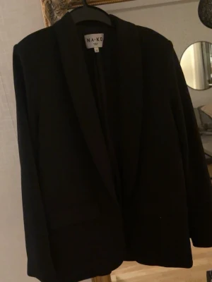 Svart kavaj från NA-KD -  Jätte fin kavaj från NA-KD, storlek 38 men passar 36 också, säljer då den inte kommer till användning, nyskick 