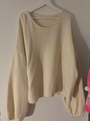 Stickad tröja - Stickad tröja med balongliknande ärmar