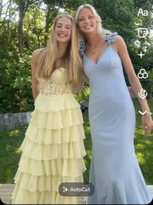 Blå balklänning  - Så fin balklänning från Nelly. Älskar färgen! Kontakta mig om ni vill veta mer eller ha fler bilder. Det är storlek M men jag brukar vanligtvis ha S🥰