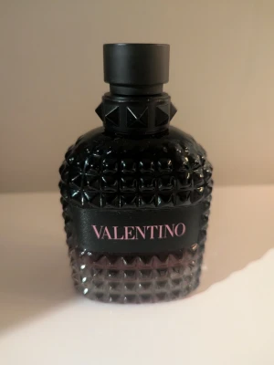 ***Valentino parfym*** - Perfekt tillfälle att prova en dyr parfym till ett bra pris om man inte vill köpa stor flaska direkt.. 100 ml. 1/3 kvar. Självklart leveras den med bo till.