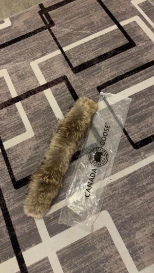 Canada Goose päls  - Säljer en fluffig och snygg päls till Canada goose jacka