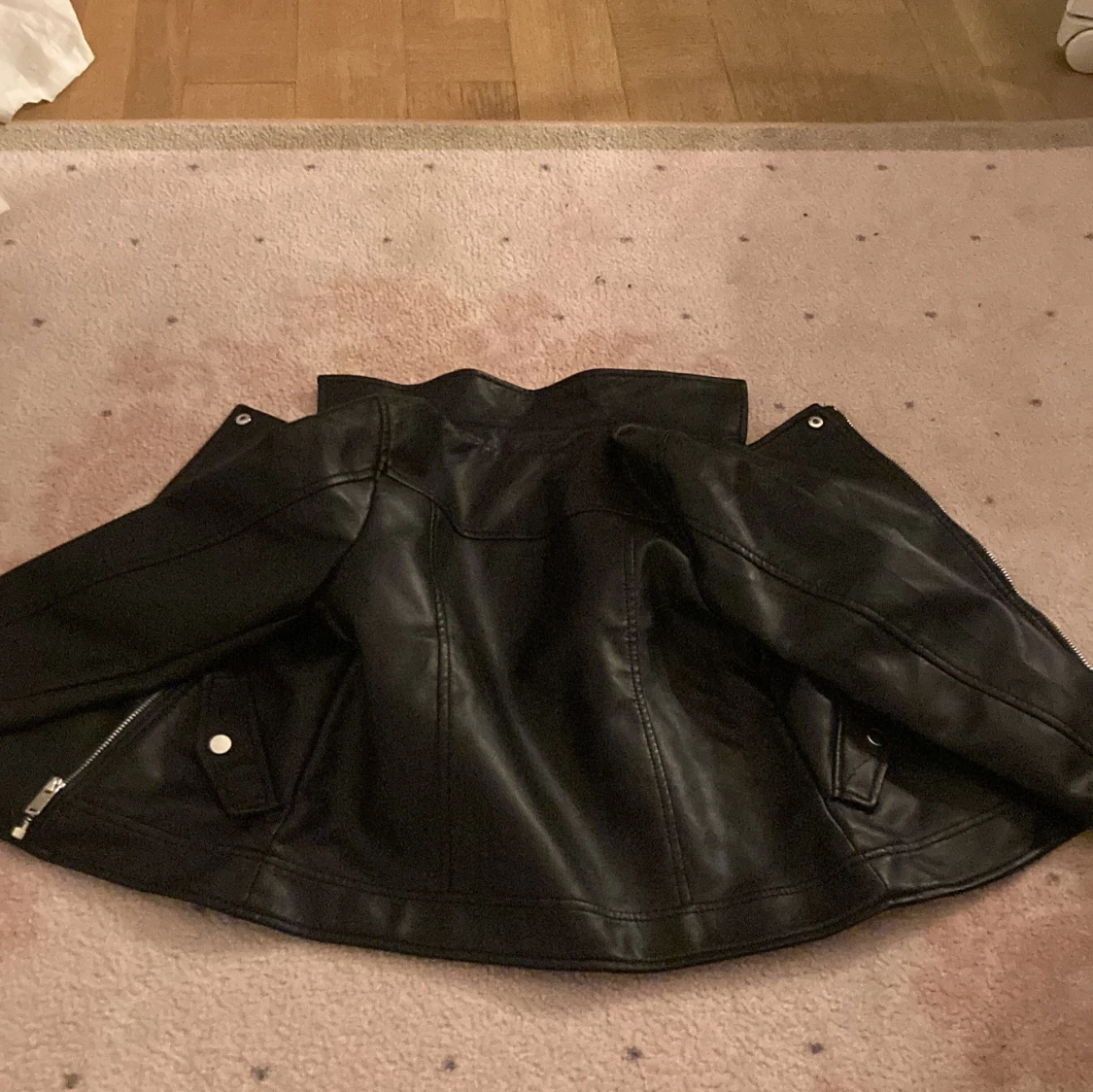 Svart skinnjacka med sned dragkedja - 3